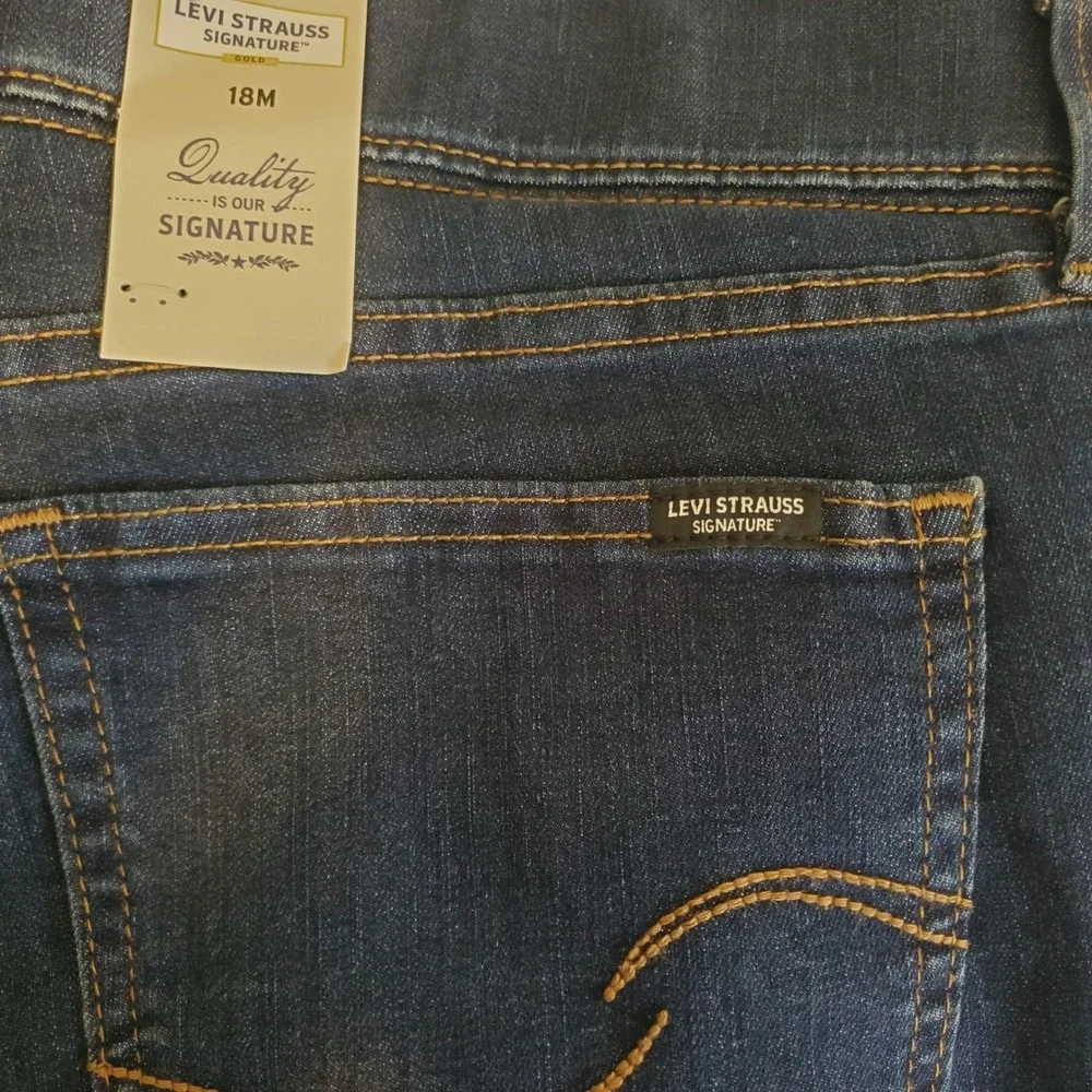 Levi Strauss Signature Gold Totally Shaping Pull On Ankle Straight Jeans 18M